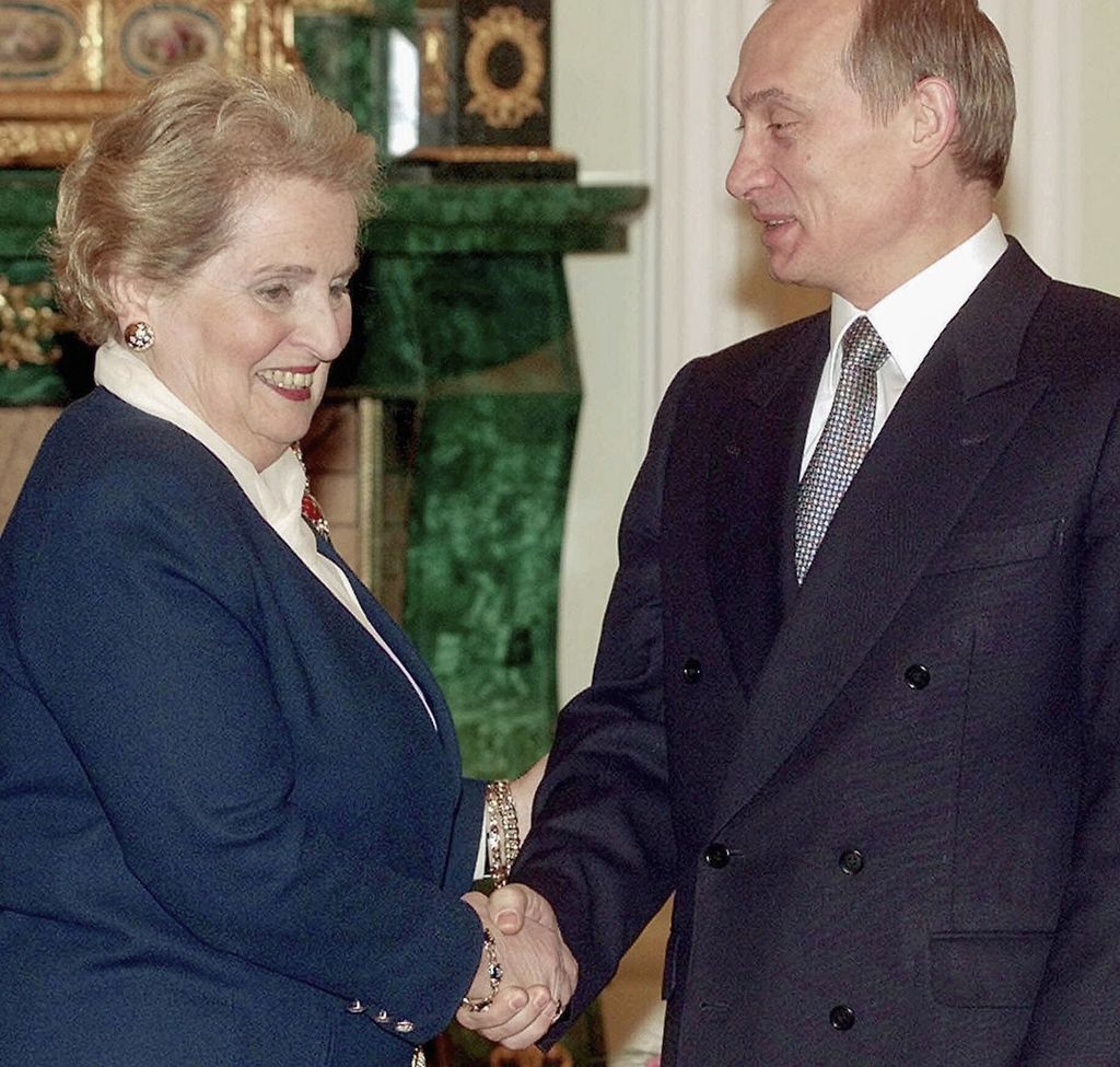  Menteri Luar Negeri AS Madeleine Albright tersenyum saat berjabatan tangan dengan Penjabat Presiden Rusia Vladimir Putin di Kremlin, Moskwa, Rusia, 2 Februari 2000. 