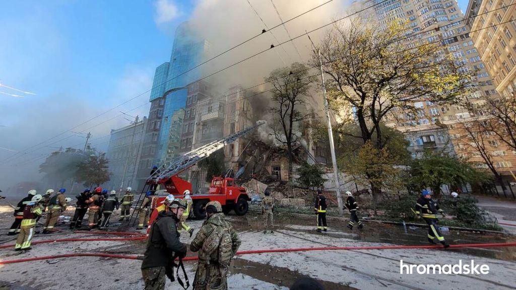 Aparat Kota Kyiv, Ukraina mengevakuasi korban di salah satu gedung yang meledak (17/10/2022). Gedung itu salah satu sasaran pesawat nirawak berpeledak yang diarahkan Rusia ke sejumlah kota di Ukraina.