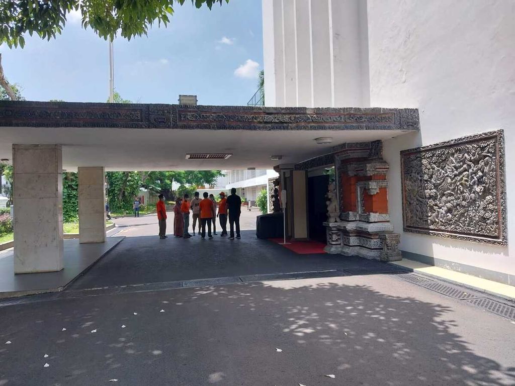 Rombongan perwakilan Serikat Petani Indonesia dan Partai Buruh menjelang diterima Kepala Sekretariat Presiden Heru Budi Hartono di Wisma Negara, Kompleks Istana Kepresidenan Jakarta, Sabtu (24/9/2022).