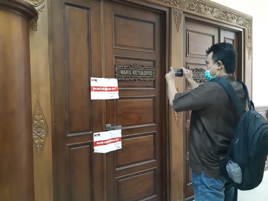 KPK menyegel ruang Wakil Ketua DPRD Jatim Sahat Tua Simanjuntak, Kamis (15/12/2022). Pimpinan DPRD Jatim ini diduga terlibat kasus suap.