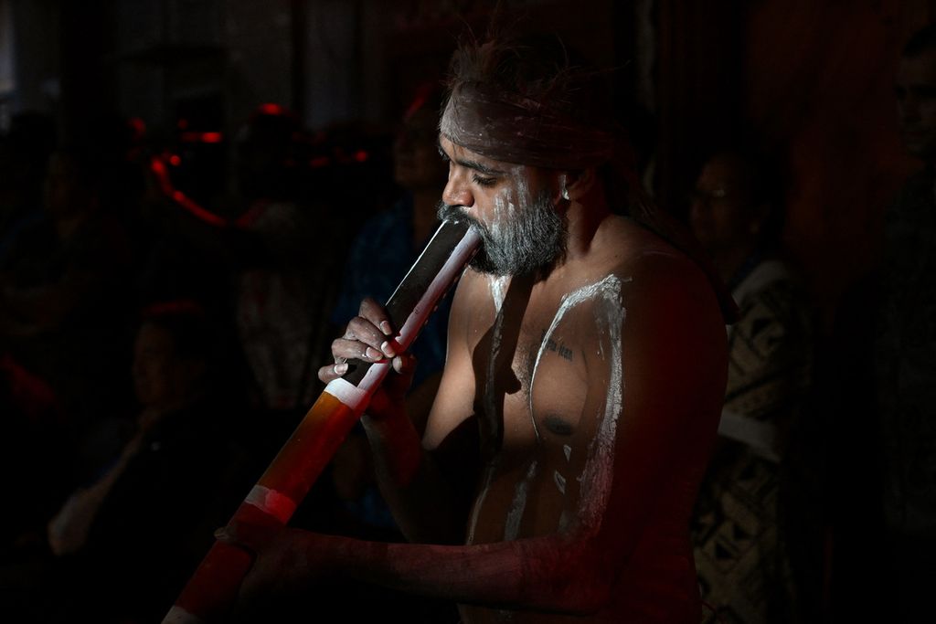 Penampil dari etnis Aborigin memainkan didgeridoo saat peluncuran Strategi 2050 pada Forum Kepulauan Pasifik di Suva, Fiji, 14 Juli 2022. 