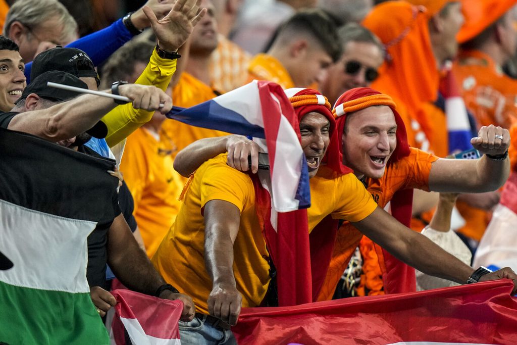 Suporter Belanda merayakan kemenangan timnya atas Senegal pada laga penyisiham Grup A Piala Dunia 2022 di Stadion Al-Thumama di Doha, Qatar, Senin, (21/11/2022). Belanda menang, 2-0.