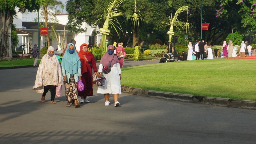 Warga berjalan keluar dari Gedung Agung Yogyakarta seusai shalat Idul Fitri bersama Presiden Joko Widodo, di gedung tersebut, Senin (2/5/2022). Semula, shalat tersebut digelar tertutup. Di sela-sela pelaksanaan, warga diperbolehkan masuk untuk ikut shalat bersama Presiden.