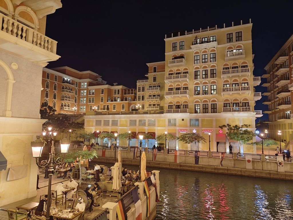 Restoran luar ruangan yang bersinggungan dengan kanal di Qanat Quartier di The Pearl, Doha, Qatar, Minggu (11/12/2022). The Pearl mengadopsi konsep kota Venezia di Italia.