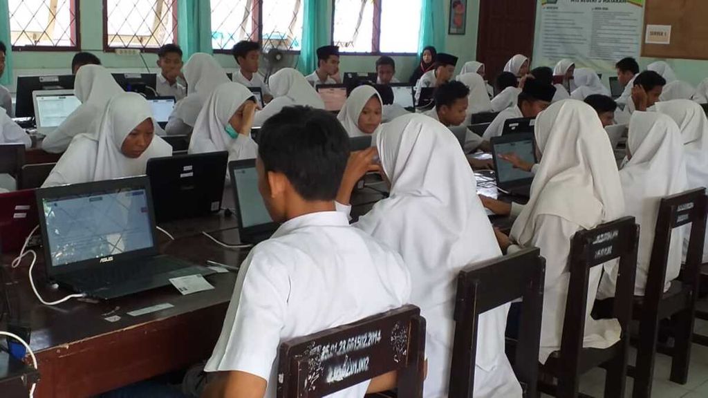 Siswa Madrasah Tsanawiyah Negeri 3 Mataram, Nusa Tenggara Barat, tengah konsentrasi menjawab soal UNBK. Senin (22/4/2019).