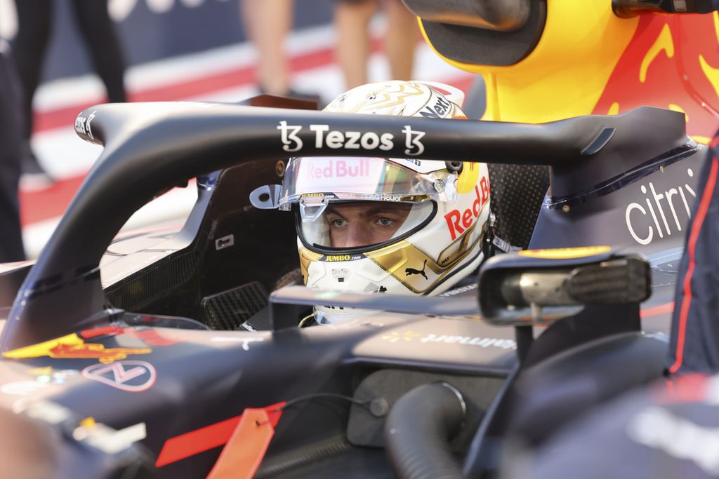Pebalap Red Bull Max Verstappen melakukan pit stop pada balapan Grand Prix Formula 1 Bahrain di Sirkuit Sakhir, Bahrain, 20 Maret 2022. 