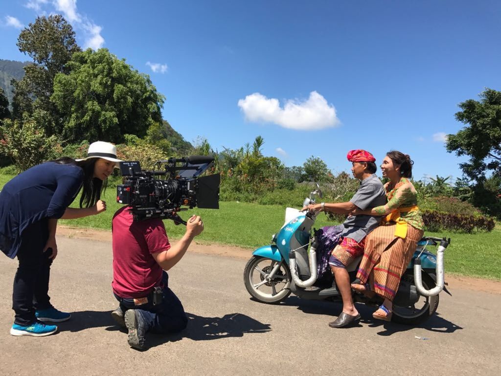 I Nyoman Arjasa Wenten dan Nanik Wenten, suami istri, yang berperan dalam film semidokumenter <i>Bali: Beats of Paradise </i>saat pengambilan gambar di Pulau Bali.