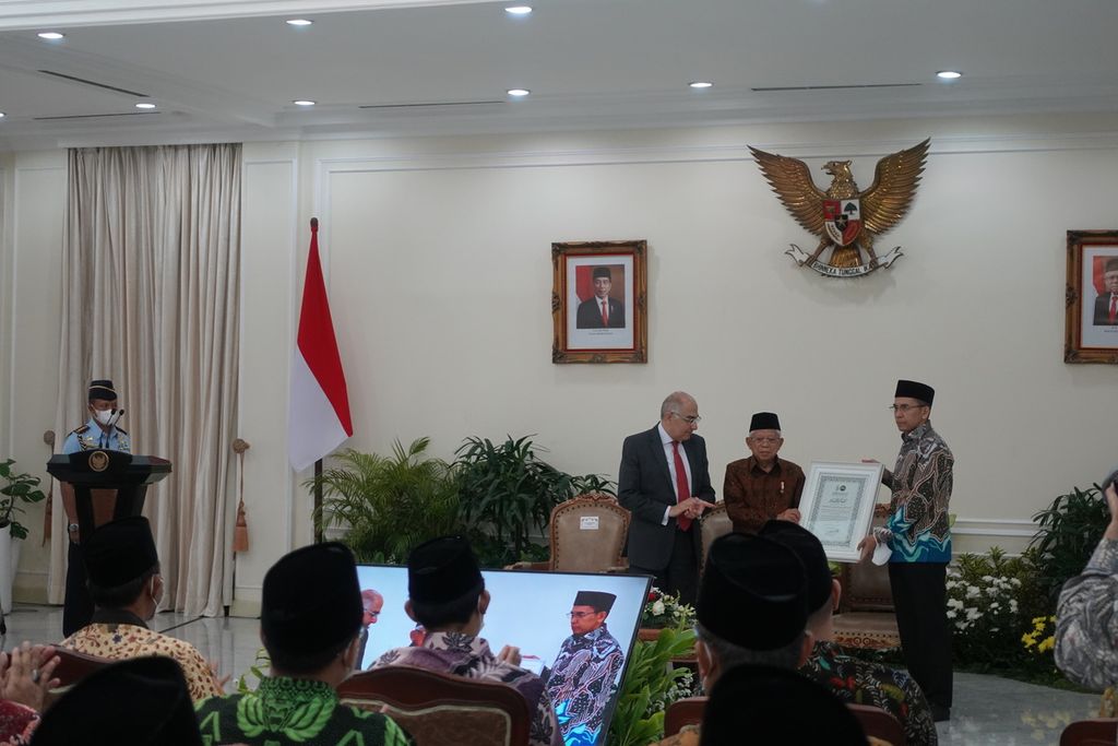 Wakil Presiden Ma'ruf Amin menerima penghargaan dari Al-Azhar sebagai Tokoh Islam Moderat. Penghargaan diserahkan pada acara Peringatan Hari Lahir ke-1.083 Al-Azhar yang diselenggarakan oleh Organisasi Internasional Alumni Al-Azhar (OIAA) Cabang Indonesia di Istana Wapres, Jalan Medan Merdeka Selatan Nomor 6, Jakarta Pusat, Selasa (28/3/2023).