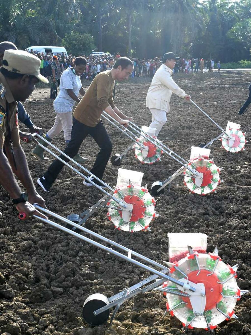 Presiden Joko Widodo saat menanam jagung menggunakan alat dan mesin pertanian di sela peninjauan lumbung pangan dalam kunjungan kerjanya di Kabupaten Keerom, Provinsi Papua, Selasa (21/3/2023).