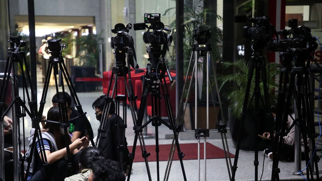 Kamera wartawan televisi yang disiapkan di depan lobi Gedung KPK, Jakarta, Rabu (25/11/2020). Mereka menunggu Komisi Pemberantasan Korupsi yang akan memberi keterangan terkait operasi penangkapan sejumlah pejabat di Kementerian Perikanan dan Kelautan terkait dugaan korupsi ekspor benur.