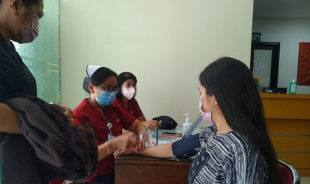Pemerintah memprogramkan pemberian vaksinasi Covid-19 dosis penguat kedua bagi masyarakat umum berusia 18 tahun ke atas mulai Selasa (24/1/2023). Sebelum divaksinasi, calon penerima vaksin Covid-19 di RSUD Wangaya, Kota Denpasar, Bali, Selasa (24/1/2023), menjalani pemeriksaan awal terlebih dahulu. 