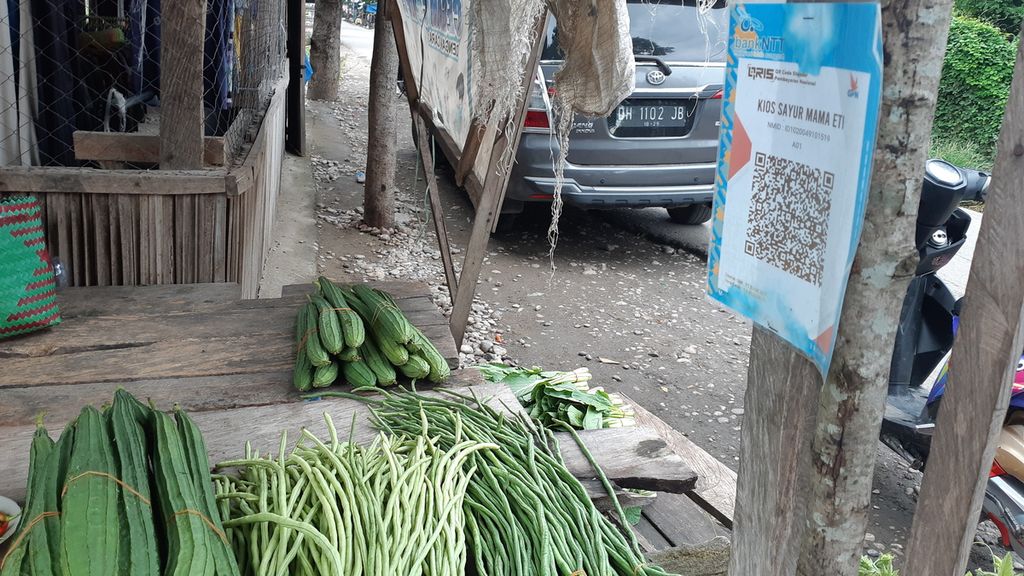 Di lapak sayur pasar tradisional Betun, Kabupaten Malaka, Nusa Tenggara Timur, tersedia metode pembayaran nontunai menggunakan Quick Response Indonesian Standard (QRIS), seperti pada awal Maret 2022 lalu. QRIS itu disiapkan oleh Bank NTT.