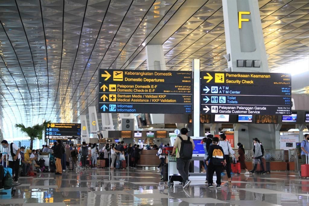 Sejumlah penumpang sedang bersiap melakukan penerbangan di Bandara Soekarno-Hatta, Cengkareng, Banten, Jumat (6/5/2022), Selama mudik maupun arus balik, protokol kesehatan dilakukan secara ketat dengan berbagai persyaratan agar mudik aman dan sehat dapat menekan laju penyebaran Covid-19. 