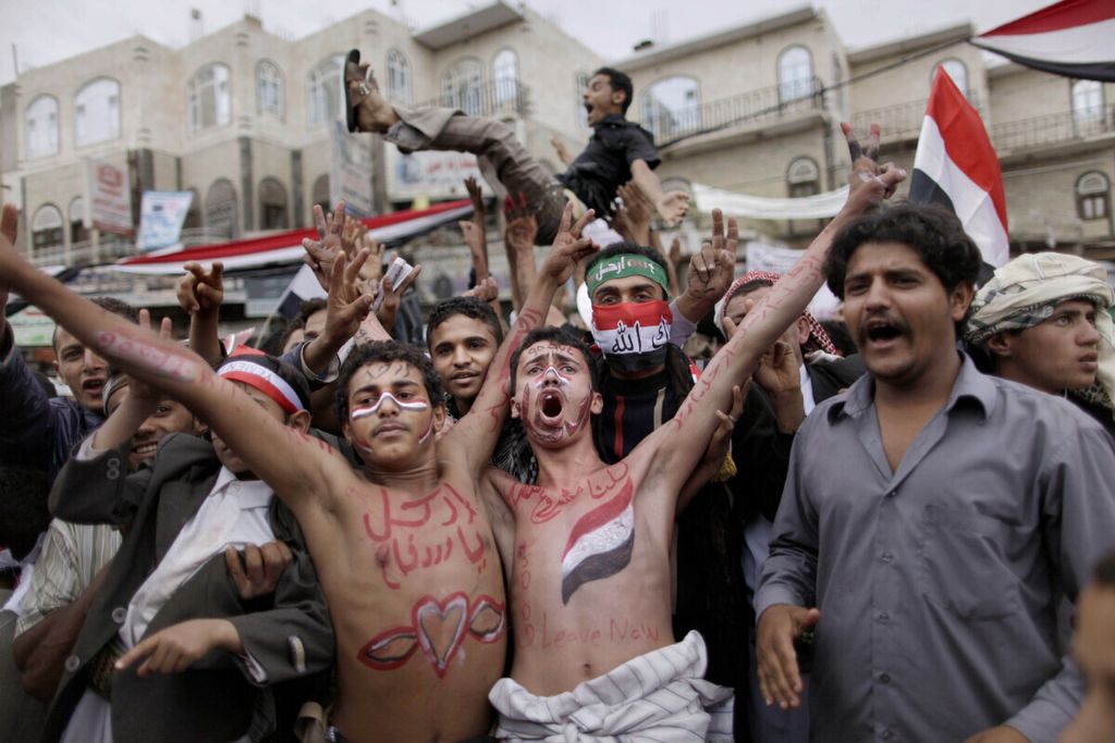Dalam file foto tertanggal 26 Maret 2011 ini, pengunjuk rasa antipemerintah menuntut pengunduran diri Presiden Yaman Ali Abdullah Saleh di Sanaa, Yaman. Sepuluh tahun yang lalu, pemberontakan di Tunisia membuka jalan bagi gelombang pemberontakan rakyat melawan penguasa otoriter di Timur Tengah yang dikenal sebagai Arab Spring. 