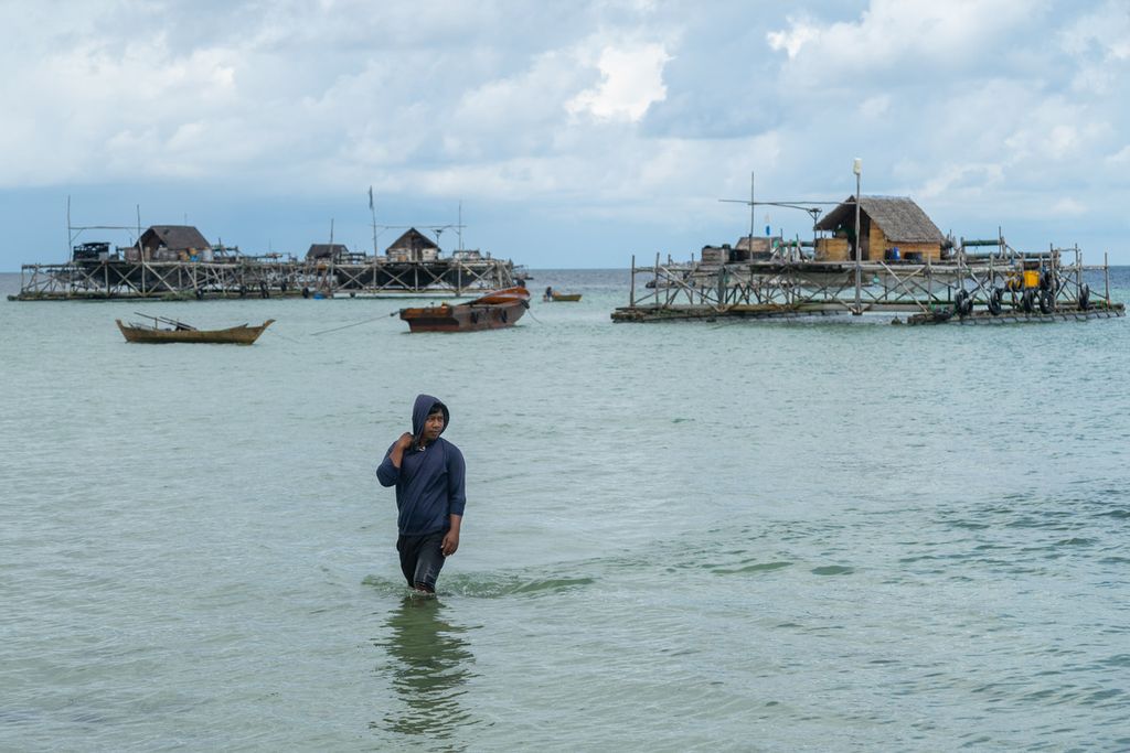 Seorang nelayan pulang dari kelong atau keramba apung di pesisir Desa Pengudang, Kecamatan Teluk Sebong, Kabupaten Bintan, Kepulauan Riau, Rabu (20/10/2021).