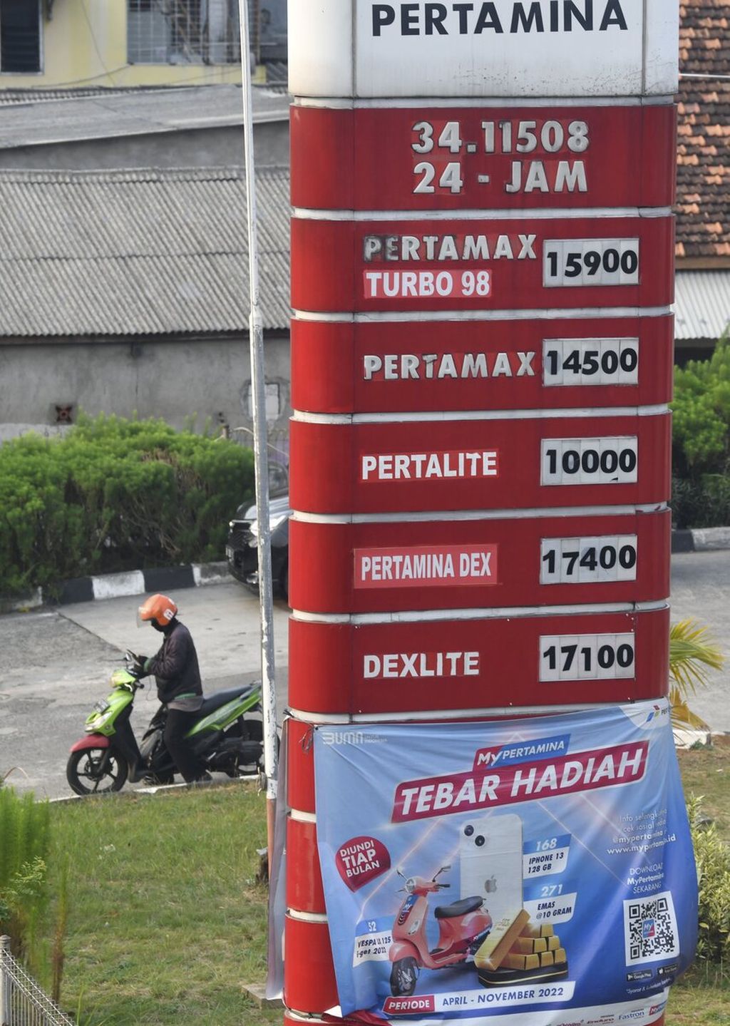 The new fuel price list is listed at one of Pertamina's gas stations in West Jakarta, Monday (5/9/2022). The government started on Saturday (3/9/2022) to increase the price of Pertalite, subsidized diesel and Pertamax fuel.