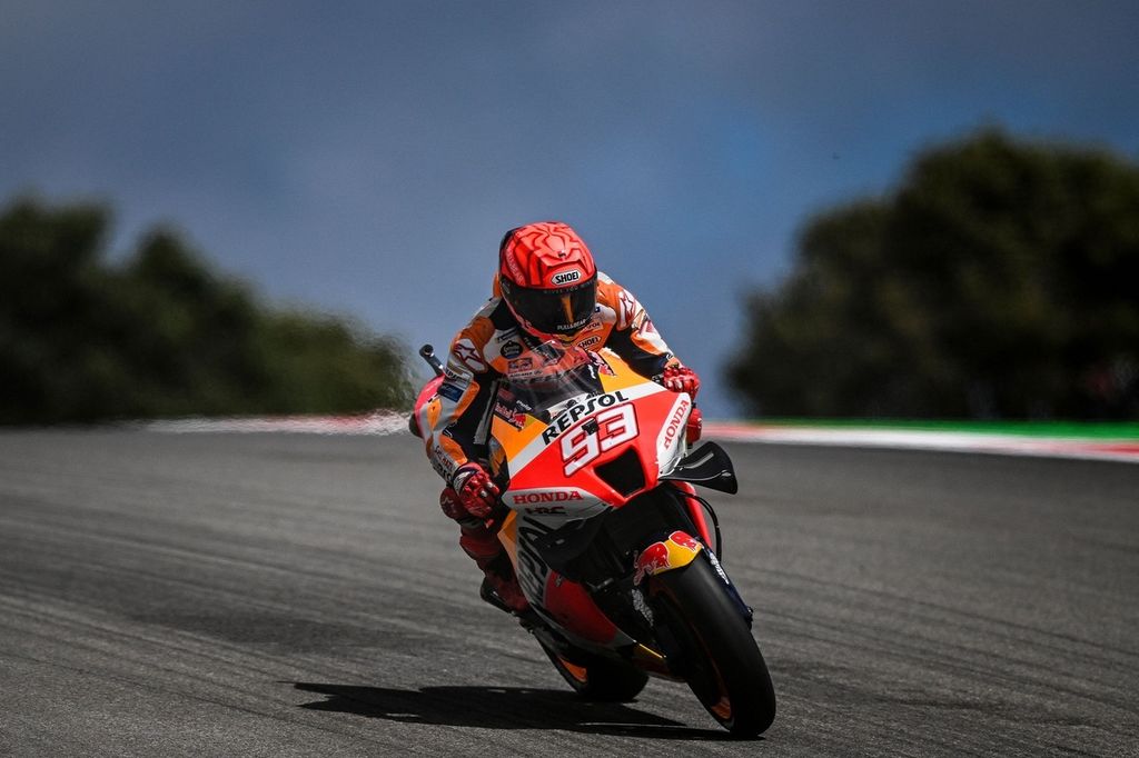 Pebalap tim Repsol Honda Marc Marquez memacu motornya pada sesi kualifikasi MotoGP seri Portugal di Sirkuit Internasional Algarve, Portimao, Sabtu (23/4/2022).