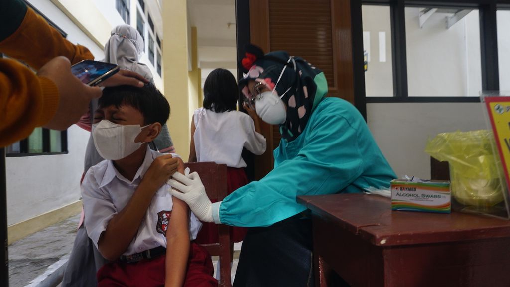 Seorang anak saat mengikuti vaksinasi Covid-19 di SD Negeri Kleco 1, Kota Surakarta, Jawa Tengah, Selasa (21/12/2021). Vaksinasi Covid-19 terhadap anak berusia 6-11 tahun di Kota Surakarta baru diselenggarakan perdana pada hari tersebut.