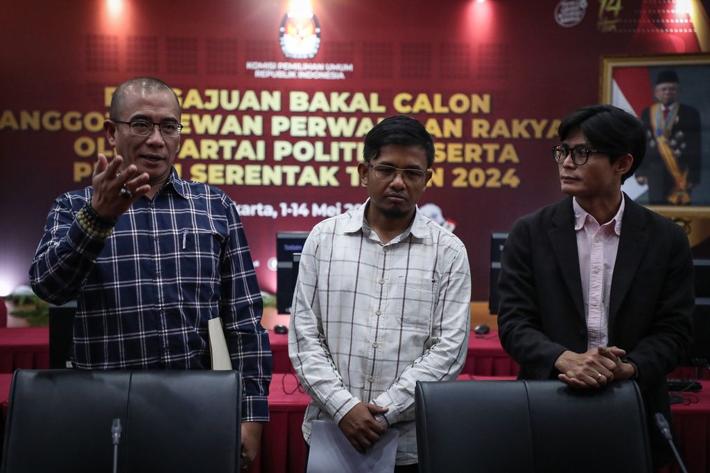 Ketua KPU Hasyim Asy'ari (kiri) serta anggota KPU, Idham Holik (tengah) dan August Mellaz (kanan), meninjau ruangan pengajuan bakal calon anggota DPR di Kantor KPU, Jakarta, Minggu (30/4/2023). 