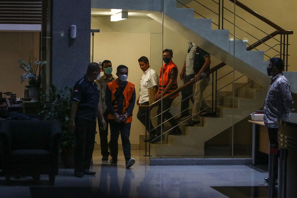 Tersangka Prasetio Nugroho (keempat dari kanan) dan Redhy Novarisza (ketiga dari kiri) menuju ruang konferensi pers di Gedung KPK, Jakarta, Senin (28/11/2022).  