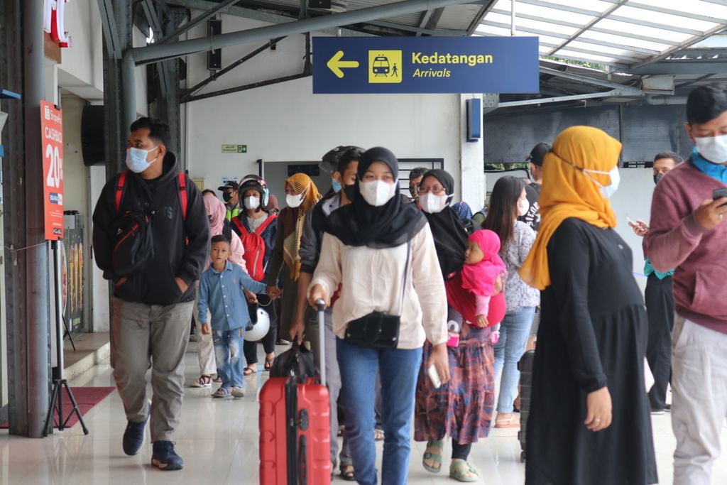 Sejumlah pemudik tiba di Stasiun Poncol, Kota Semarang, Jawa Tengah, Kamis (28/4/2022) pukul 12.28 WIB. Kereta api masih menjadi salah satu moda favorit warga untuk melakukan perjalanan jarak jauh, terutama karena nyaman dan murah. 