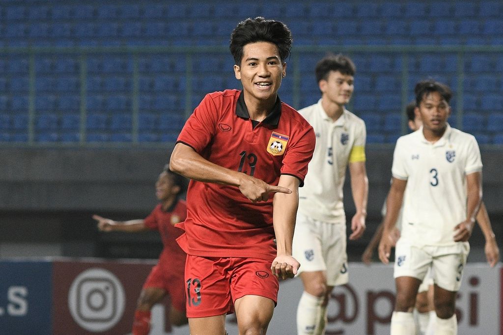 Pesepak bola timnas Laos U-19, Peeter Phantavong, melakukan selebrasi setelah mencetak gol ke gawang Thailand dalam laga semifinal Piala AFF U-19 2022 di Stadion Patriot Chandrabhaga, Bekasi, Jawa Barat, Rabu (13/7/2022). 