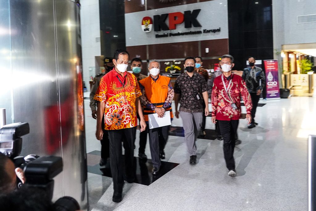 Hakim Agung Sudrajad Dimyati mengenakan rompi oranye dan digiring menuju mobil tahanan setelah menjalani pemeriksaan di Komisi Pemberantasan Korupsi (KPK), Jakarta, Jumat (23/9/2022). 