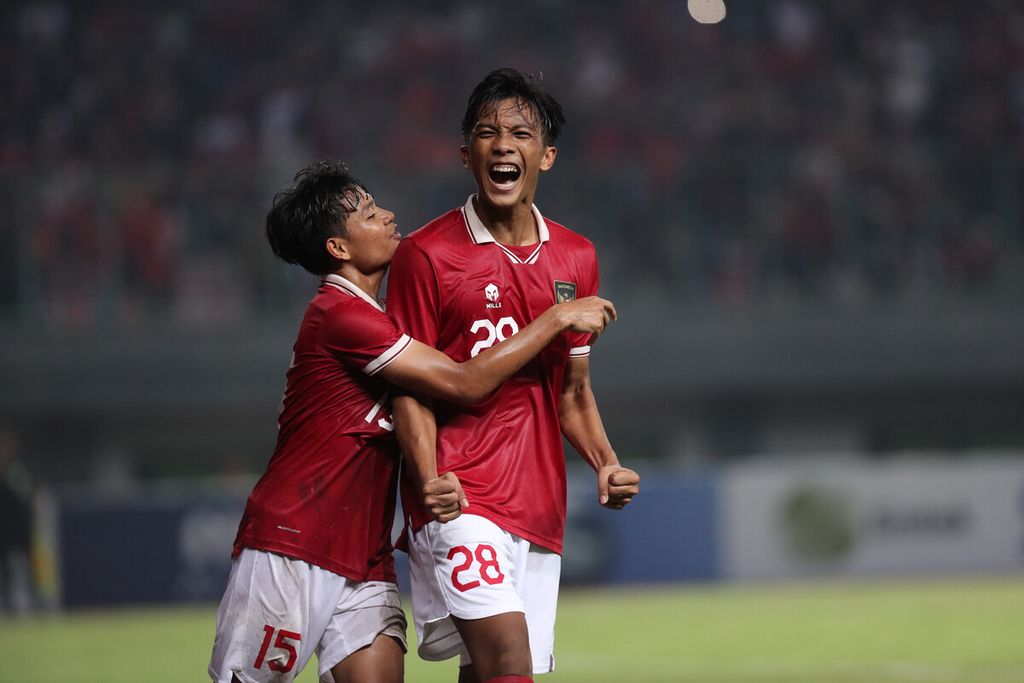 Pemain timnas sepak bola U-19 Indonesia, Rabbbani Tasnim (kanan), disambut rekannya, Zanadin Fariz, saat merayakan gol ke gawang Filipina dalam laga penyisihan Grup A Piala AFF U-19 2022 di Stadion Patriot Chandrabhaga, Bekasi, Jawa Barat, Jumat (8/7/2022). Indonesia menang, 5-1.