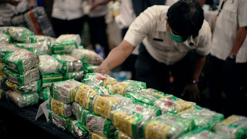 Petugas Badan Narkotika Nasional (BNN) mengemas kembali barang bukti seberat 255,96 kilogram sabu di Kantor BNN, Cawang, Jakarta Timur, Kamis (7/4/2022). 