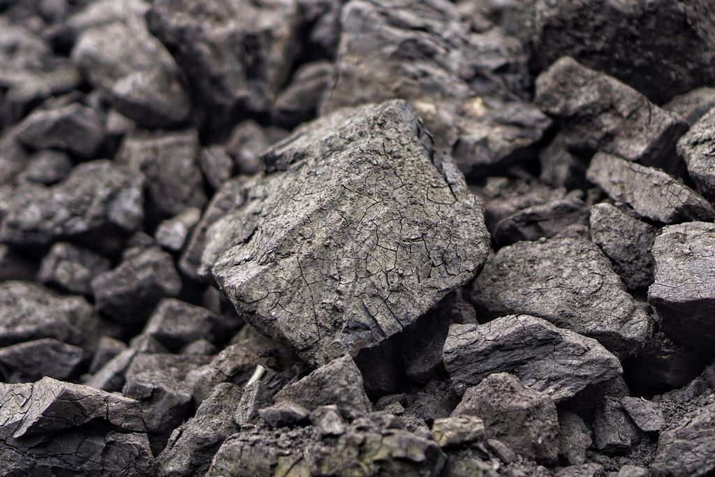 Ilustrasi. Bongkahan batubara dari aktivitas tambang ilegal di Taman Hutan Raya Bukit Soeharto, Kalimantan Timur, Jumat (25/3/2022). 