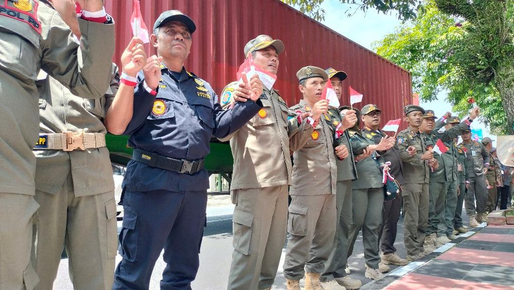 Aksi bergandengan tangan dilakukan 8.044 orang melingkari Gunung Tidar di tengah Kota Magelang, Jawa Tengah, Rabu (15/3/2023). Aksi ini merupakan rangkaian perayaan HUT Satpol PP, Satlinmas, dan Pemadam Kebakaran tingkat Jawa Tengah.