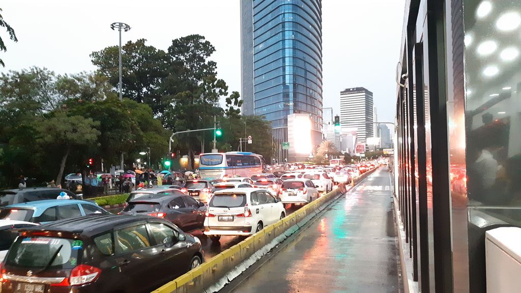 Pembatasan layanan transportasi publik menyebabkan kemacetan panjang di Jalan MH Thamrin dan Jalan Sudirman, Senin (16/3/2020).