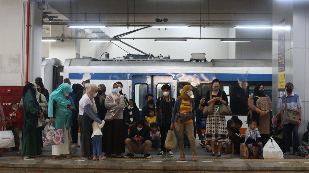 Para penumpang KRL sedang menunggu kedatangan kereta di Stasiun Manggarai, Jakarta Selatan, Selasa (10/1/2023)