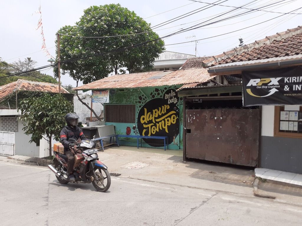 Dapur Jompo yang didirikan oleh kedermawanan Presiden ketiga RI BJ Habibie sejak tahun 1982 masih beraktivitas di Kelurahan Isola, Kecamatan Sukasari, Kota Bandung, Jawa Barat, Selasa (17/9/2019).