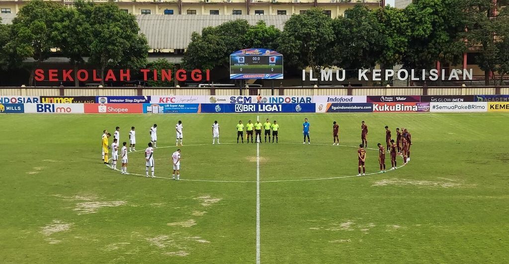 Pemain Arema FC dan PSM Makassar berdiri melingkar sebelum bertanding pada pekan ke-22 BRI Liga 1 di Stadion Perguruan Tinggi Ilmu Kepolisian (PTIK), Jakarta, Sabtu (4/2/2023). Mereka mengheningkan cipta kepada mantan pelatih Timnas Indonesia Benny Dollo yang meninggal dunia pada Rabu (1/2/2023).