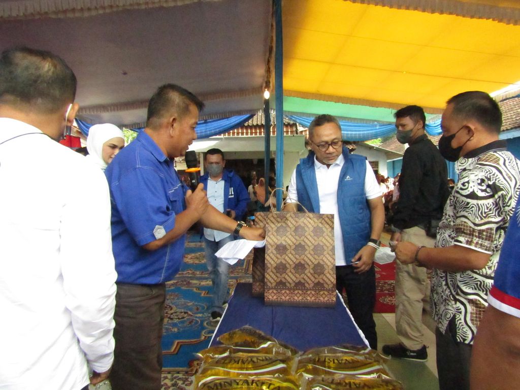Menteri Perdagangan Zulkifli Hasan saat meninjau kegiatan pasar murah minyak goreng di Bandar Lampung, Sabtu (9/7/2022). Selain menyosialisasikan MinyaKita kepada masyarakat, Zulkifli juga berdialog dengan petani kelapa sawit di Lampung.