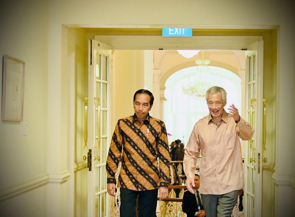 President Joko Widodo and Singapore Prime Minister Lee Hsien Loong held an informal meeting before holding a bilateral meeting, in Singapore, Thursday (16/3/2023).
