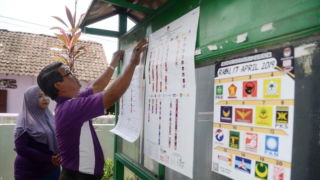  Voting Committee (PPS) officers put up a permanent candidate list (DCT) for members of the DPD RI constituency in DI Yogyakarta on the information board for residents in Gedongkiwo Village, Mantrijeron, Yogyakarta, Wednesday (26/9/2018). The installation of DCT aims to help voters identify who the legislative candidates will be elected in the upcoming general election.