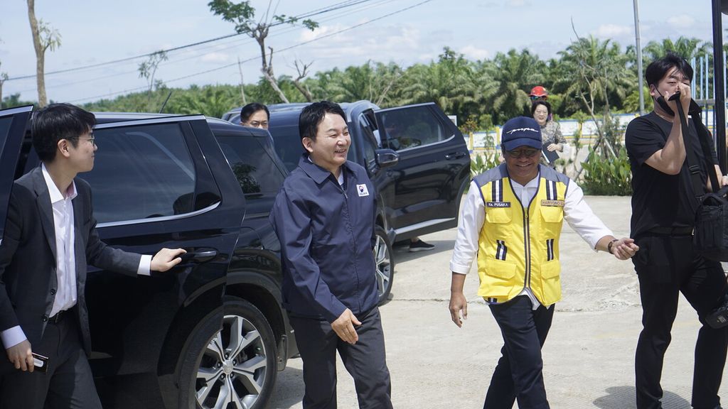 Menteri Pertanahan, Infrastruktur, dan Transportasi Korea Selatan Won Hee-ryong berkunjung ke Bendungan Sepaku Semoi, penyuplai air baku untuk IKN, di Kalimantan Timur, Sabtu (18/3/2023).