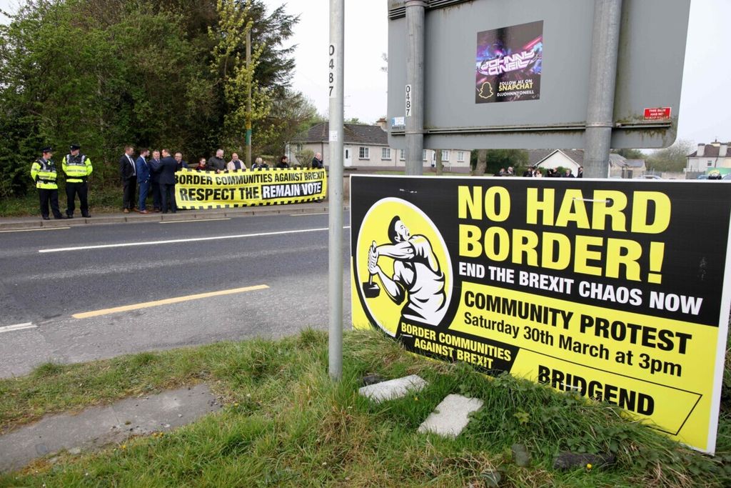 Para pengujuk rasa anti-Brexit atau keluarnya Inggris dari Uni Eropa berdiri di perbatasan antara Londonderry (Irlandia Utara) dan County Donegal (Republik Irlandia) pada 18 April 2019. Mereka menentang penutupan perbatasan jika Inggris remis keluar dari UE.