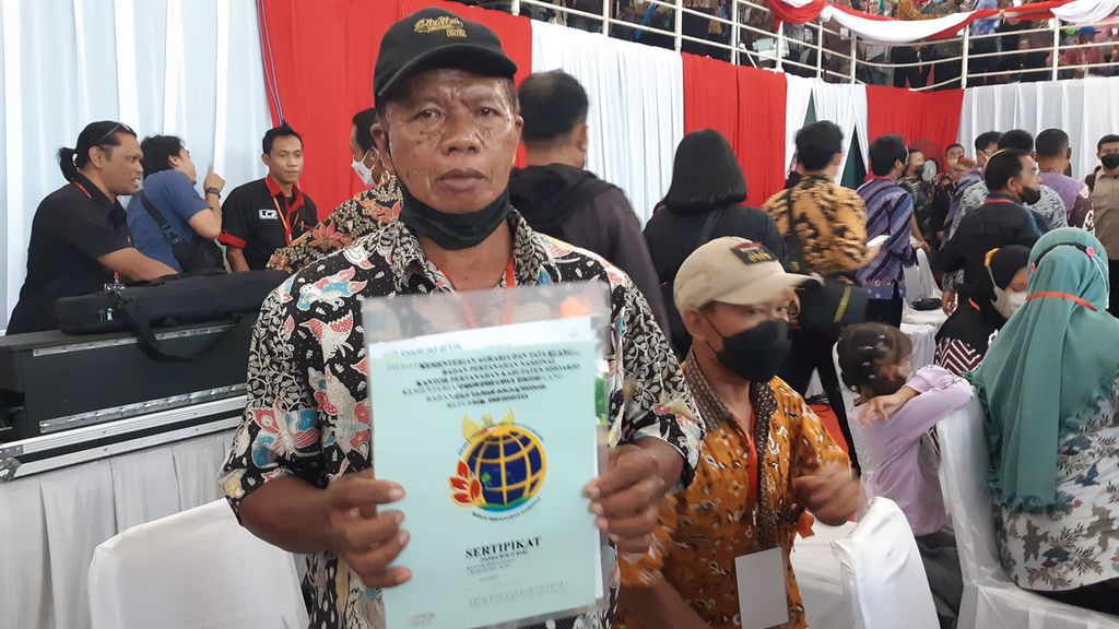Salah satu warga penerima sertifikat tanah. Presiden Jokowi bagikan 3.000 sertifikat tanah program PTSL kepada warga Jatim di Sidoarjo, Senin (22/8/2022). 