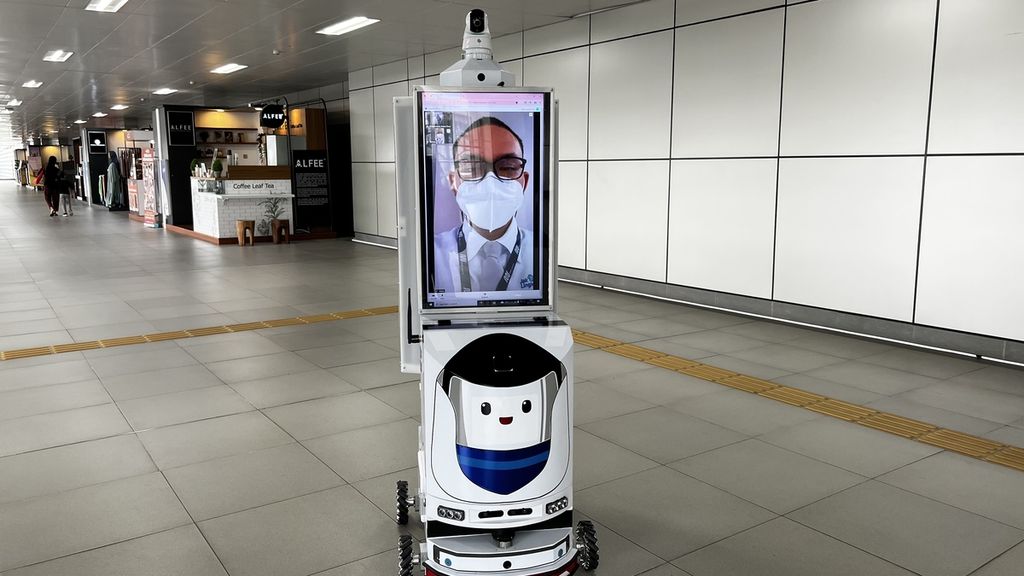 Robot pintar saat dikendalikan petugas di Stasiun MRT Lebak Bulus, Jakarta Selatan, Rabu (28/12/2022).