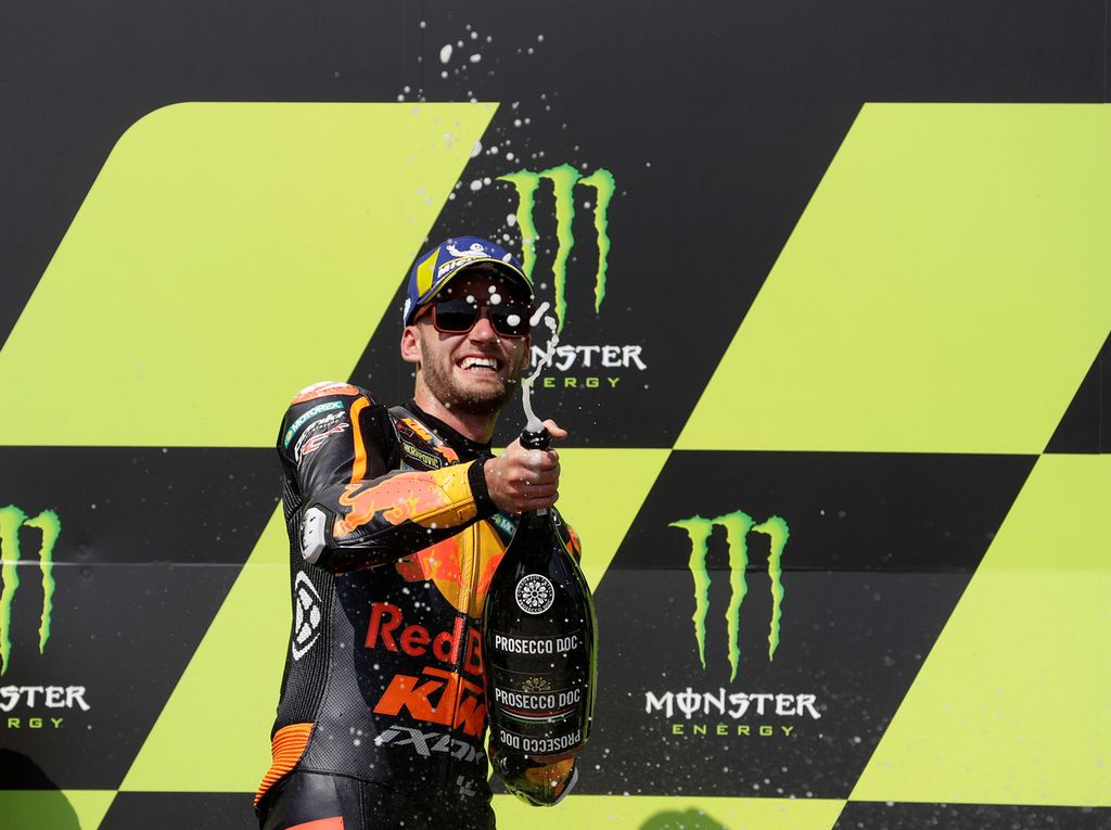 Pebalap Red Bull KTM Factory Racing, Brad Binder, merayakan kemenangannya di atas podium setelah menjuarai balapan MotoGP seri Ceko di Sirkuit Masaryk, Brno, Minggu (9/8/2020). 