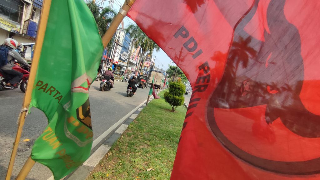 Bendera partai politik dipasang di pinggir Jalan Cinere Raya, Depok, Jawa Barat, Rabu (30/3/2022). Meskipun pemilu masih dua tahun lagi, partai politik mulai melakukan pemanasan, salah satunya dengan memasang atribut partai di tempat umum.
