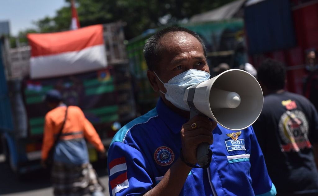 Orasi saat aksi unjuk rasa sopir truk di depan Kantor Dishub Jatim, Kota Surabaya, Jawa Timur, Selasa (22/2/2022). 