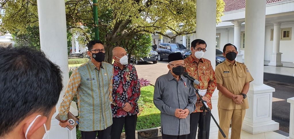 Wakil Presiden Ma'ruf Amin memberikan keterangan kepada wartawan seusai puncak peringatan Hari Kekayaan Intelektual Sedunia Tahun 2022 di Istana Wapres, Jakarta, Selasa (26/4/2022).