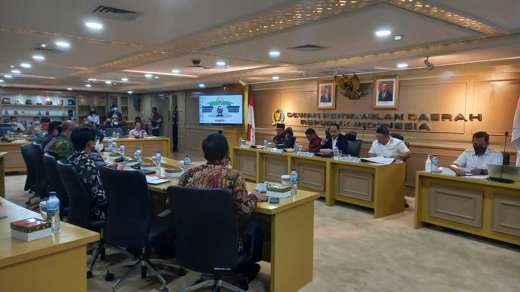 Rapat kerja Komite I Dewan Perwakilan Daerah bersama dengan Komisi Pemilihan Umum, di Jakarta, Selasa (24/5/2022). Selain dihadiri jajaran pimpinan dan anggota KPU, Komite I DPD, kegiatan ini juga dihadiri Badan Pengawas Pemilu. Rapat ini membahas persiapan Pemilu dan Pilkada 2024.