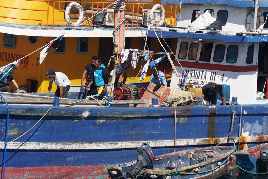 Para anak buah kapal beraktivitas di Selat Lembeh, Kota Bitung, Sulawesi Utara, Selasa (1/10/2019).