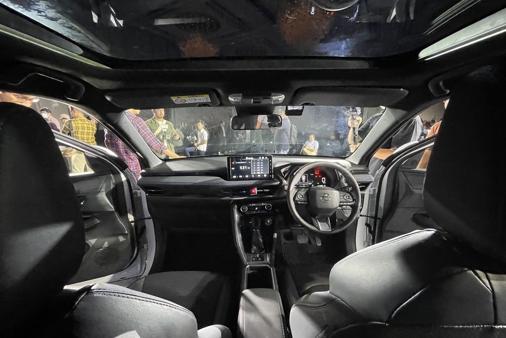 Kabin Toyota Yaris Cross terkesan mewah dengan dominasi warna hitam. Sementara atap berkaca (<i>panoramic sunroof</i>) memberi kesan lega.