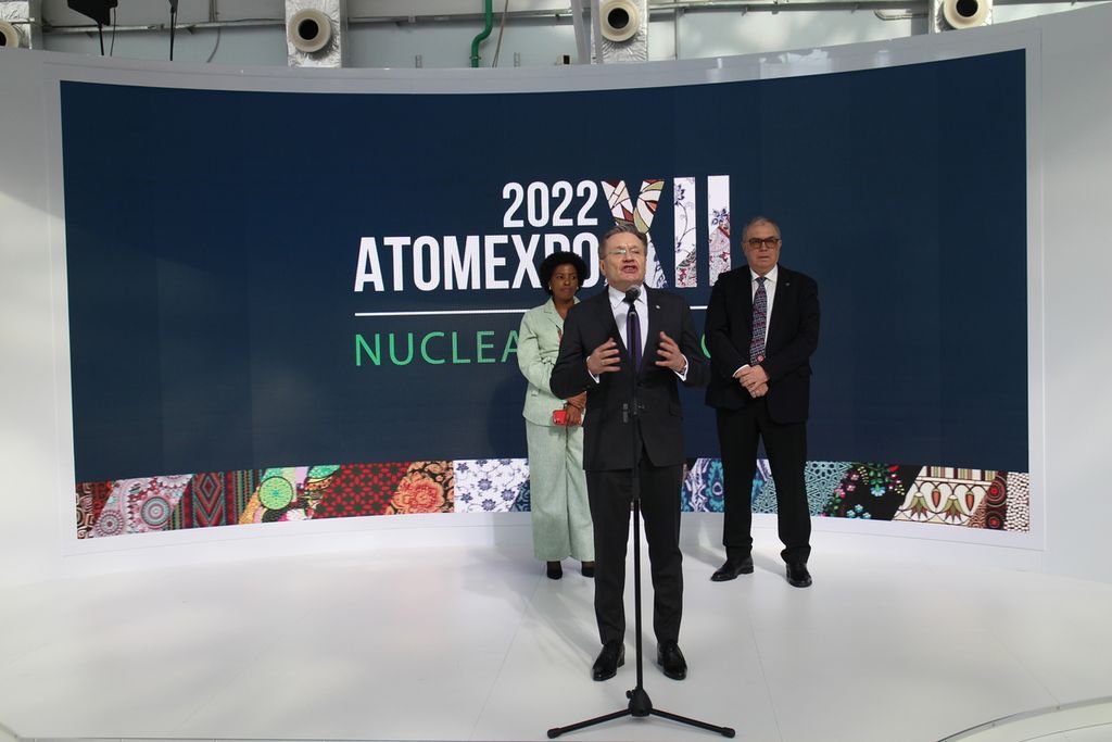 Direktur Umum Rosatom Alexey Laikhachev membuka forum Atomexpo XII di Park of Science and Art Federal Territory Sirius di kota Sochi, wilayah Krasnodar, Rusia, 21 November 2022.